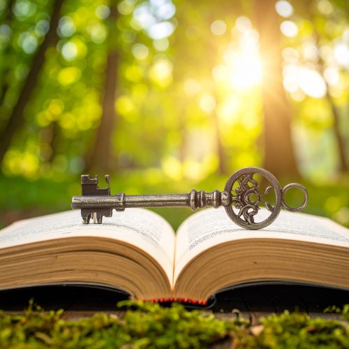 Un mapa antiguo extendido sobre el que reposa un libro de viajes abierto, fotografías de castillos antiguos y una brújula de latón.